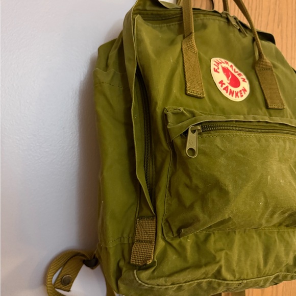 Fjallraven Kånken Medium Green Backpack - Picture 5 of 12